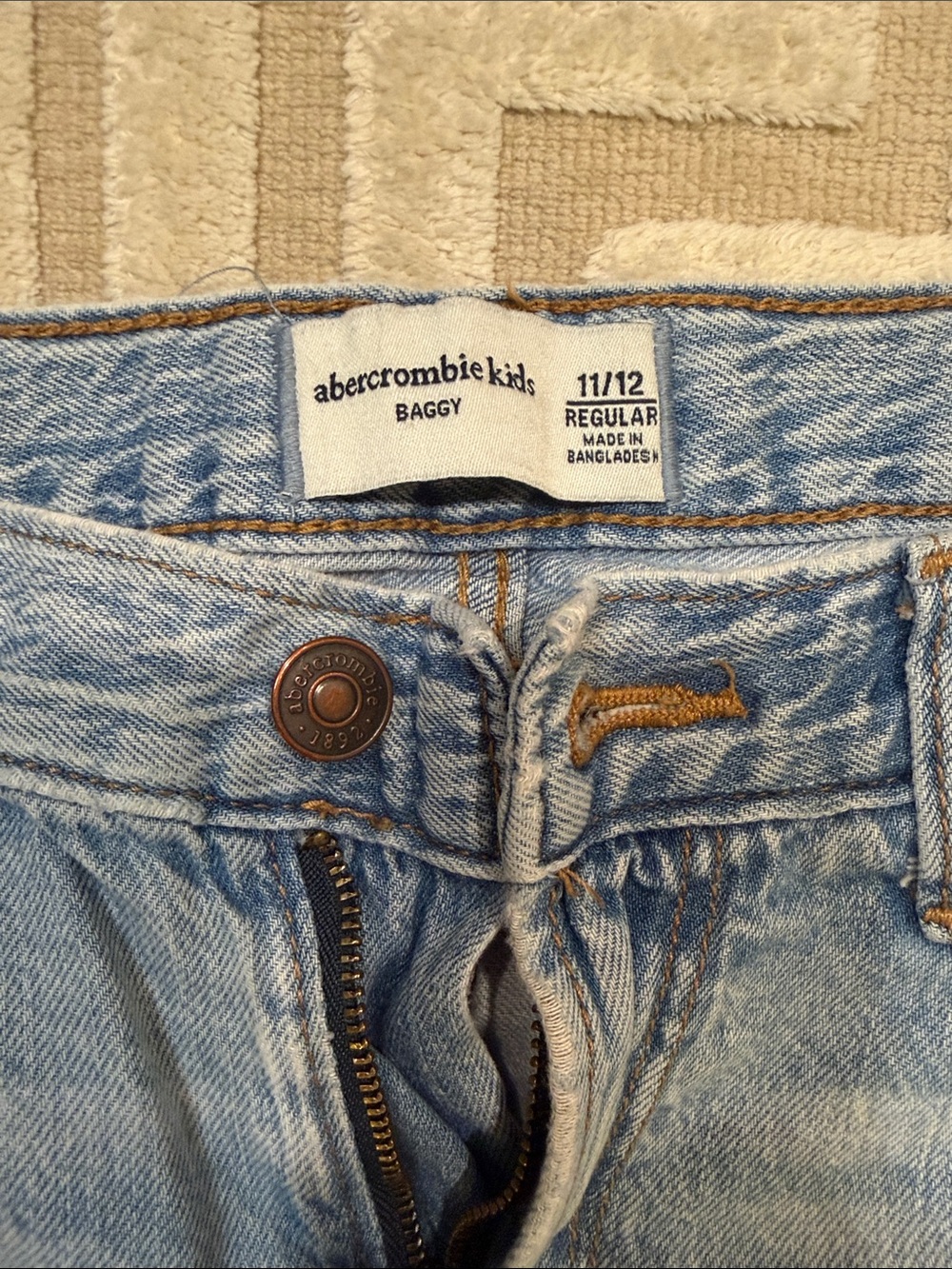Abercrombie kids baggy light blue ripped jeans - Picture 2 of 8